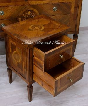 Comodino in legno massiccio con intarsi in stile neoclassico Maggiolini produzione artigianale italiana
